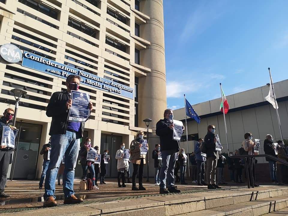 “Non spegnete le imprese”,  flash mob “distanziato” degli artigiani